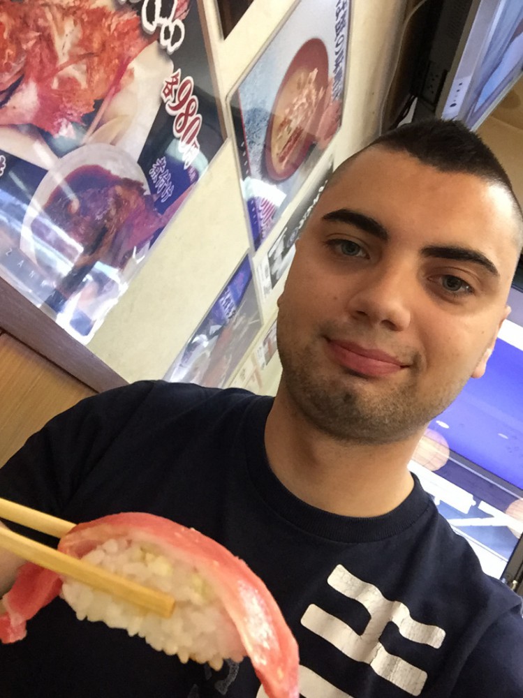 Łukasz Grzecznowski uwielbia przygotowywać i kosztować sushi fot. nadesłane