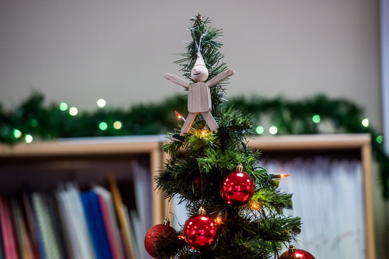 Pracownicy PAH-u nie zapominają o Pajacyku, zawisł on nawet na świątecznej choince, fot. Tomasz Berent