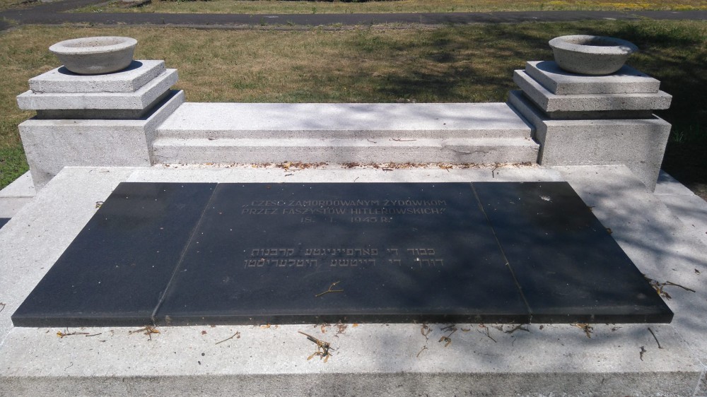 Mogiła pomordowanych Żydówek na toruńskim cmentarzu - fot. arch. K. Tomczyka