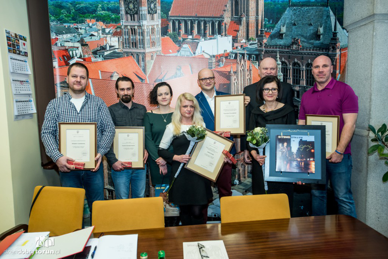 Organizatorzy finału WOŚP w Toruniu otrzymali upominki od prezydenta, fot. Tomasz Berent