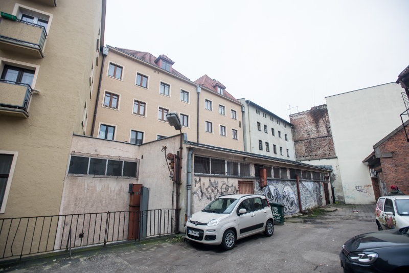 Na ulicy Szczytnej, od połowy XIX wieku funkcjonowała synagoga - świątynia, bardziej przylegała do ulicy Podmurnej. Obecnie jest to zaplecze jednego z lokali gastronomicznych, fot. Tomasz Berent